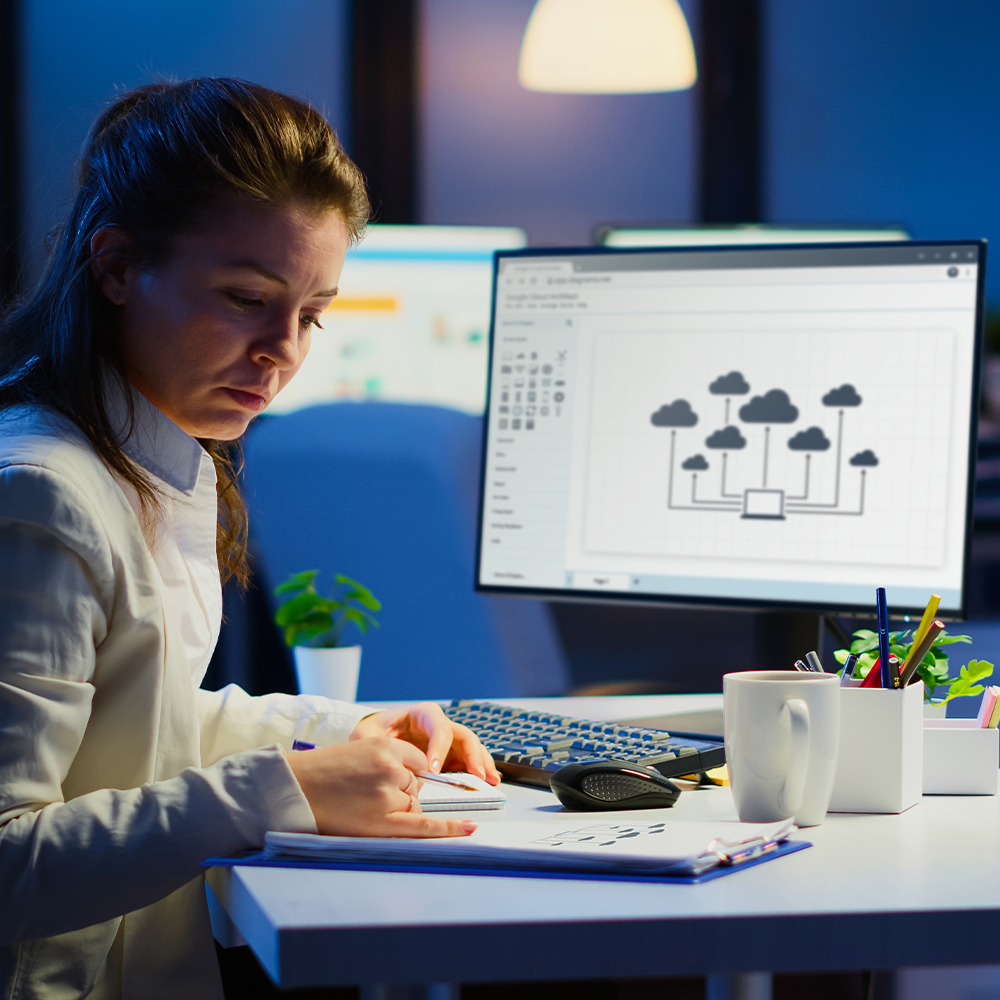 Ilustrasi seorang Cloud Architect sedang merancang infrastruktur cloud