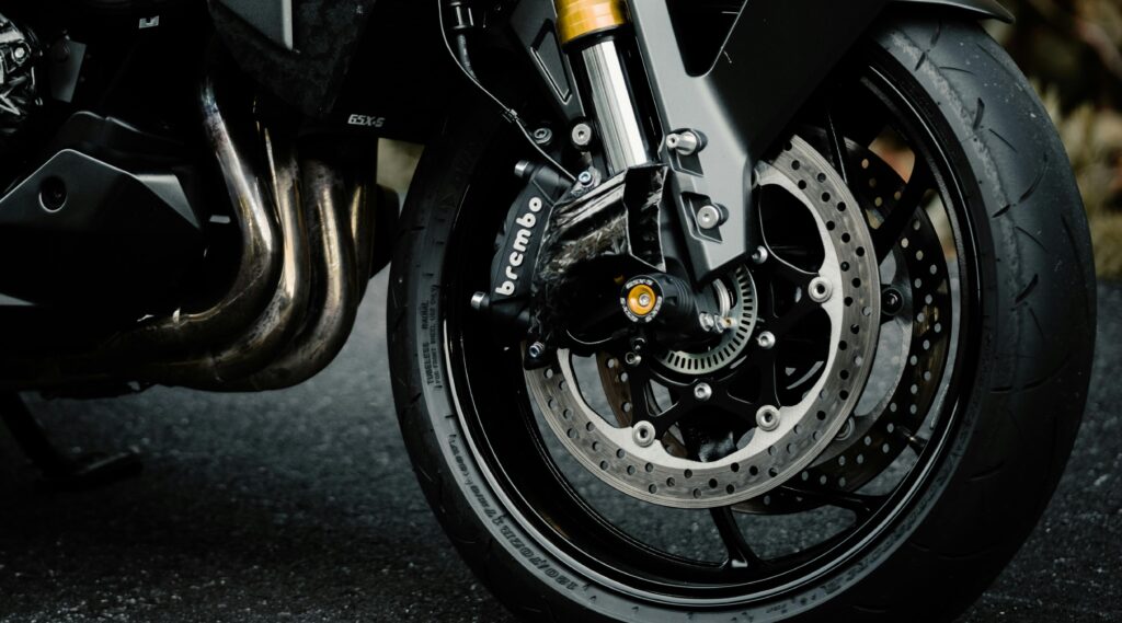 Rem motor adalah salah satu komponen terpenting dalam sistem keselamatan berkendara. Fungsi rem yang optimal akan memastikan pengendara dapat menghentikan kendaraan dengan aman, terutama dalam situasi darurat. Oleh karena itu, perawatan rem motor secara rutin sangat penting untuk menjaga kinerja dan keamanannya. Artikel ini akan membahas cara-cara yang tepat untuk merawat rem motor, serta tanda-tanda jika sistem rem perlu diperiksa atau diganti. Dengan melakukan perawatan yang tepat, Anda tidak hanya menjaga keselamatan diri sendiri tetapi juga meningkatkan umur pakai komponen motor.