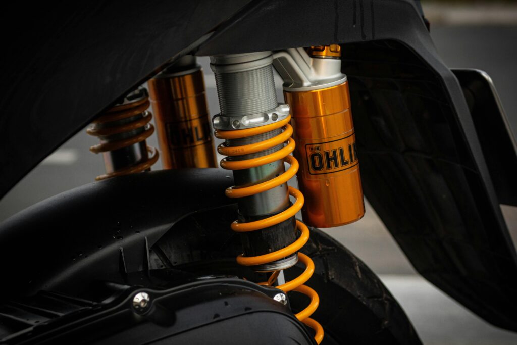 Shock motor adalah salah satu komponen penting yang berfungsi menjaga kestabilan dan kenyamanan saat berkendara. Tanpa perawatan yang tepat, shock motor dapat mengalami penurunan performa, yang tidak hanya mengurangi kenyamanan berkendara, tetapi juga memengaruhi keselamatan. Artikel ini akan membahas cara merawat shock motor agar tetap dalam kondisi optimal, tanda-tanda kerusakan yang perlu diwaspadai, dan tips untuk memperpanjang umur pakai komponen ini.