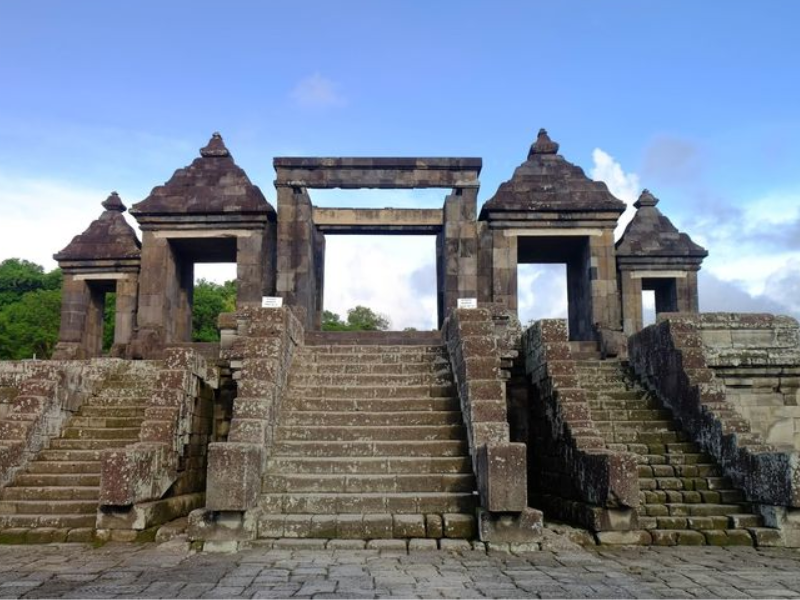 candi ratu boko sejarah, pesona, dan spot prewedding terbaik