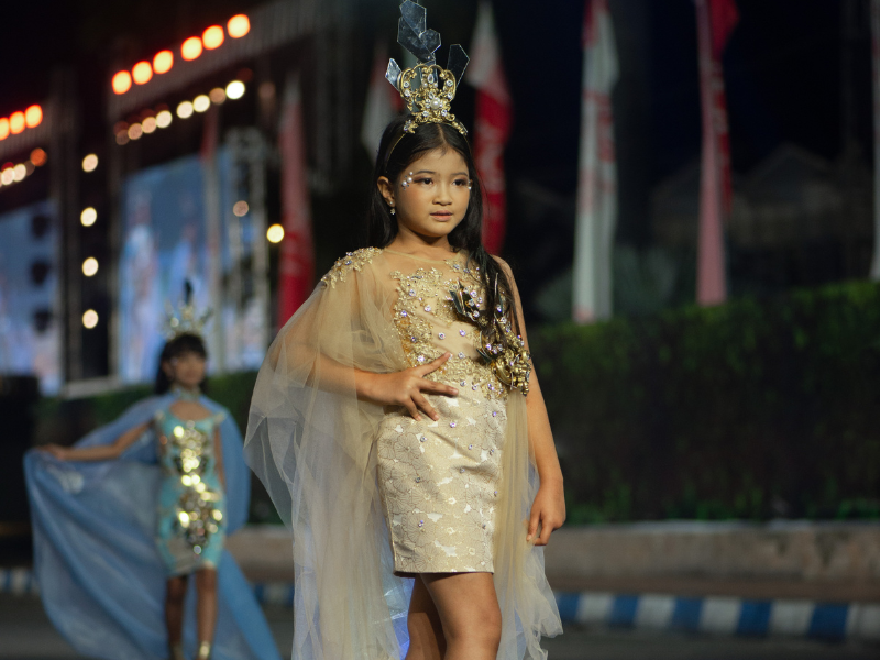 kembangkan bakat si kecil lewat hobi fashion show