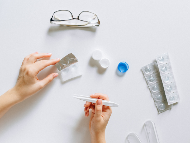 mata minus kamu pilih kacamata atau softlens