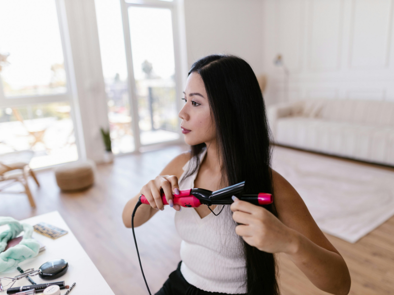 5 cara mencatok rambut agar tidak mudah rusak