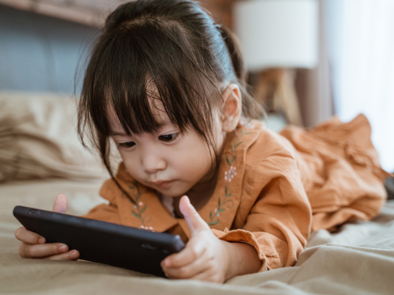 awasi dan batasi tontonan anak agar tidak mudah terpengaruh