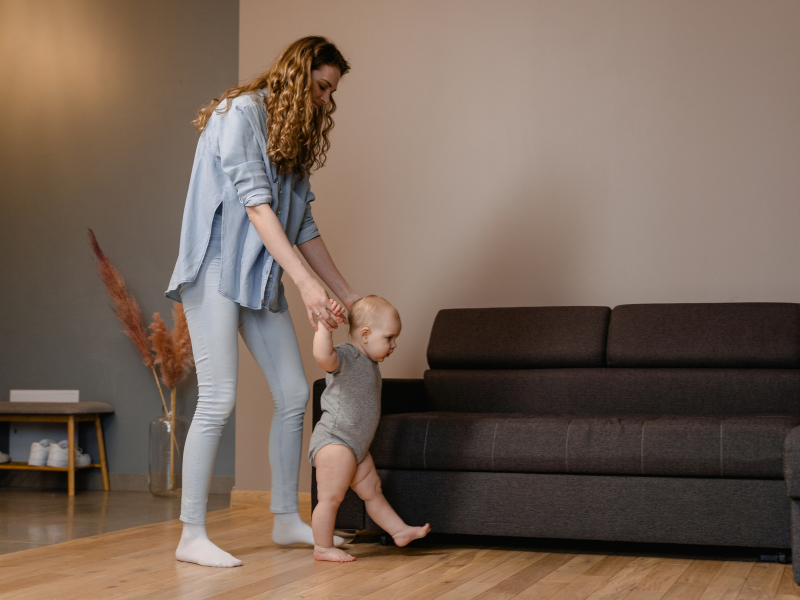 bayi belajar jalan, tanda dan cara stimulasi yang tepat