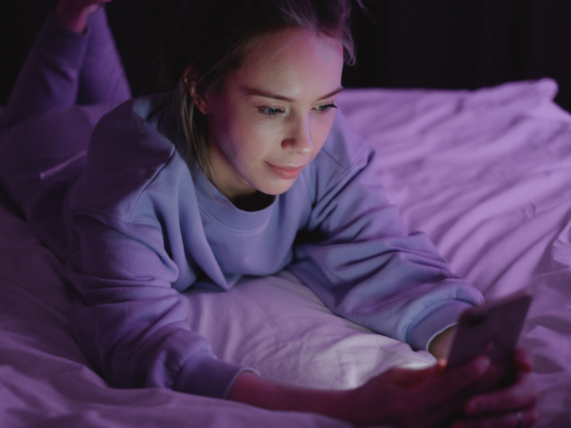 bermain hp dikeadaan gelap tingkatkan risiko kerusakan mata