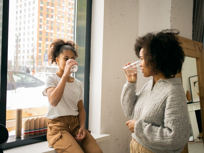biasakan anak minum air putih setiap hari dengan ceria