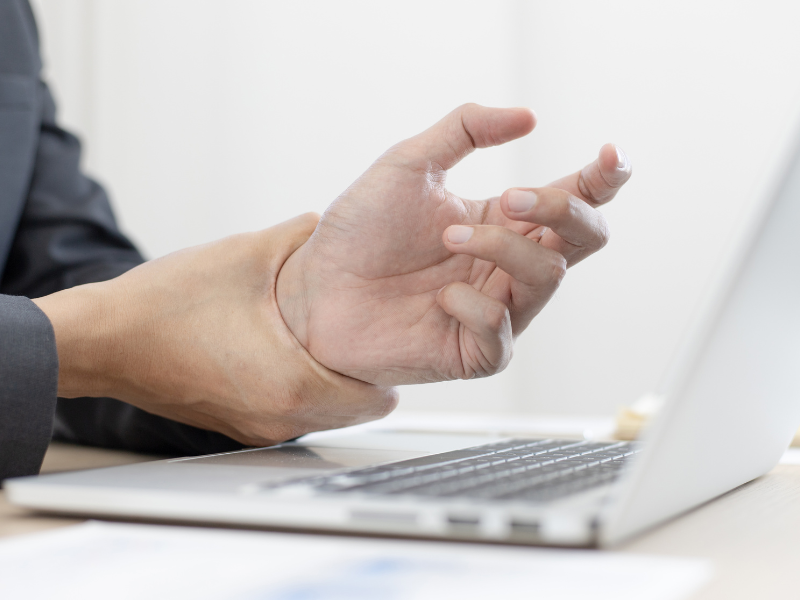 cara mengatasi tangan kram karena mengetik berlebihan