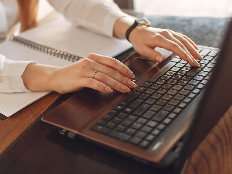 cara mengetik sepuluh jari dengan cepat dan mudah