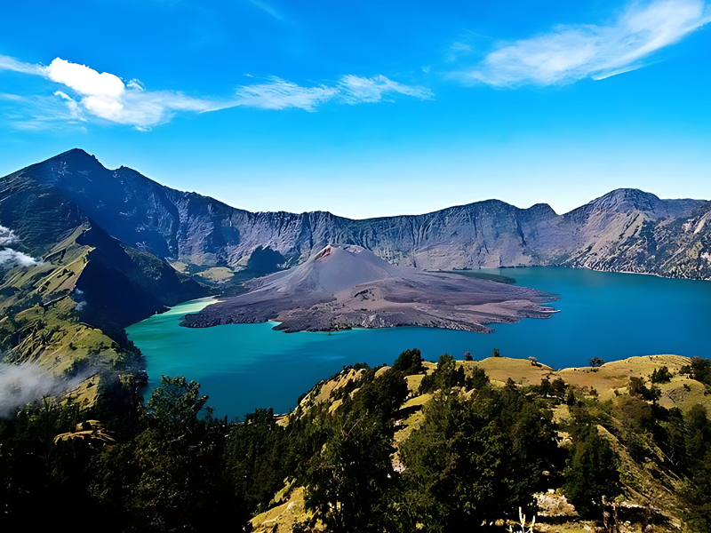 gunung rinjani menjadi surga pendakian eksotis di lombok timur