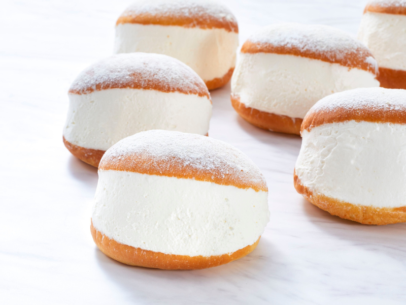 kue krim jepang yang lezat dengan gula bubuk lumer di mulut