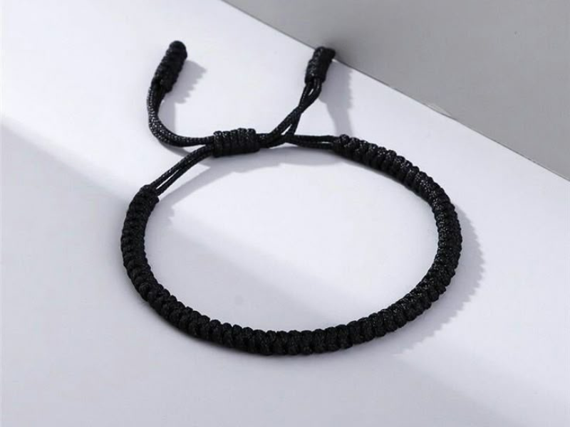 makna gelang hitam di tangan kiri dan kanan dalam percintaan