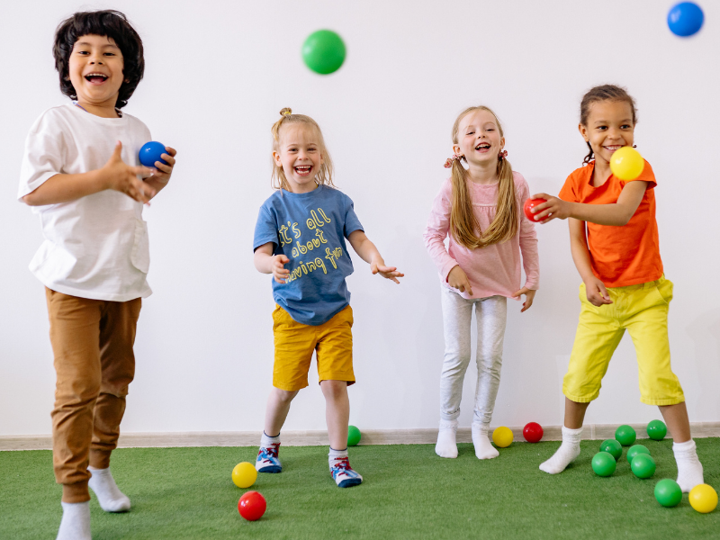 manfaat bermain bola plastik berwarna untuk anak