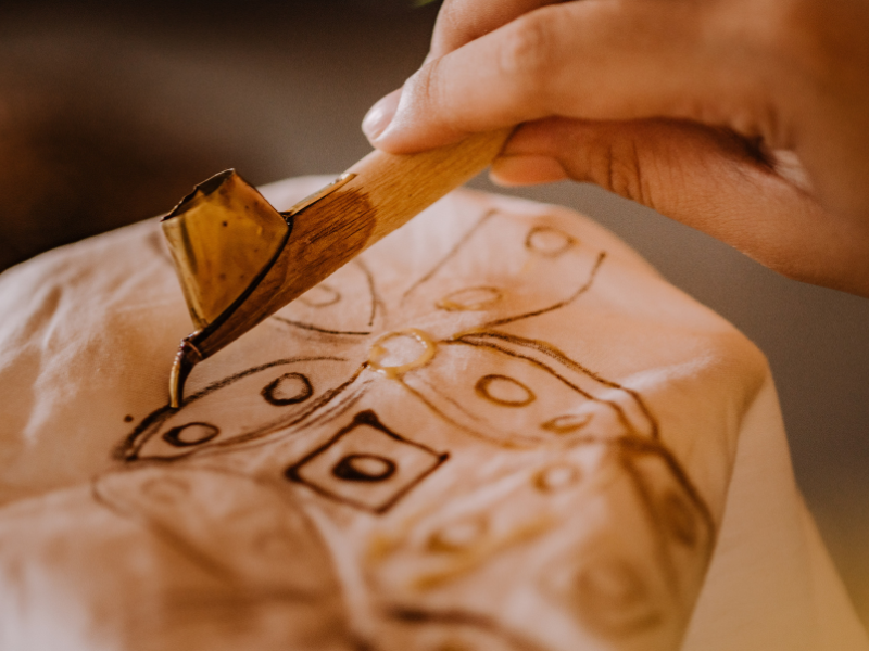 menggambar pola batik di kain dengan mudah dan kreatif