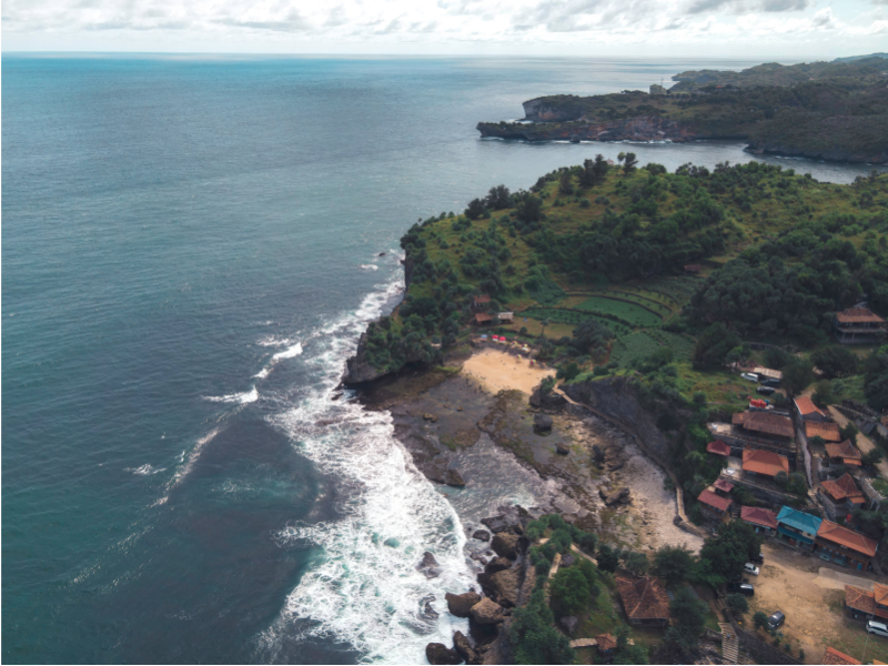 pemandangan udara pantai tropis gunung kidul yang memikat