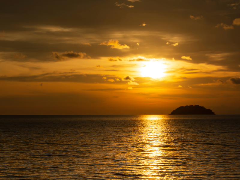 sunset di pantai tanjung aru yang memikat hati di kota kinabalu