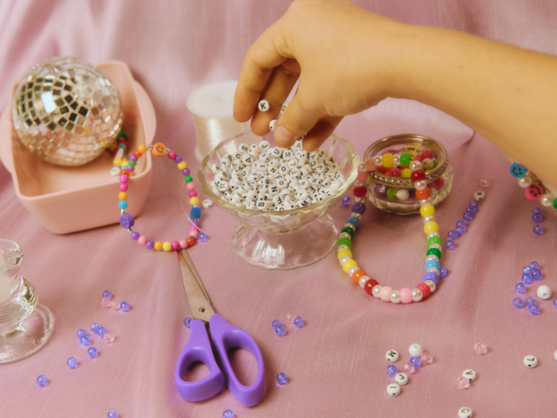 tutorial membuat aksesori manik-manik warna-warni yang seru