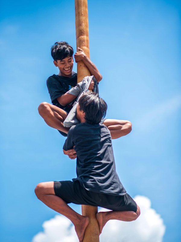 panjat pinang 17 agustus tradisi seru penuh tawa dan tantangan