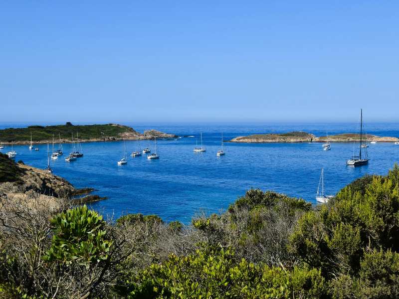 pemandangan indah perahu di hyères yang memikat hati wisatawan