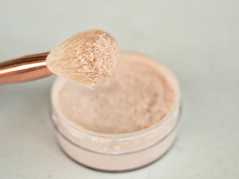 rahasia makeup tahan lama dengan loose powder yang praktis