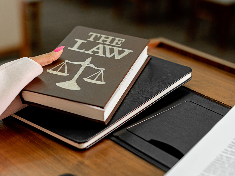 rekomendasi buku hukum terbaik untuk memperluas wawasan