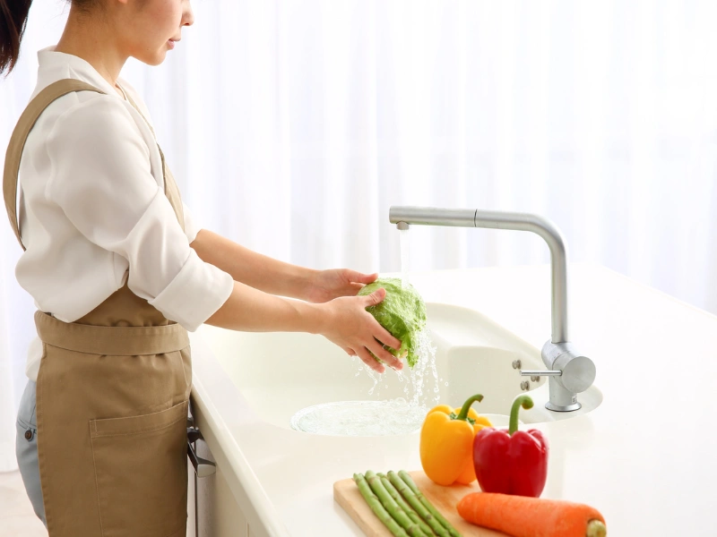 6 cara ampuh mencuci buah dan sayur agar bebas pestisida