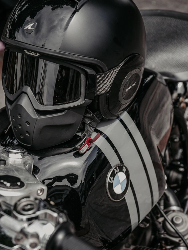 bahaya simpan helm di atas tangki motor yang perlu diketahui