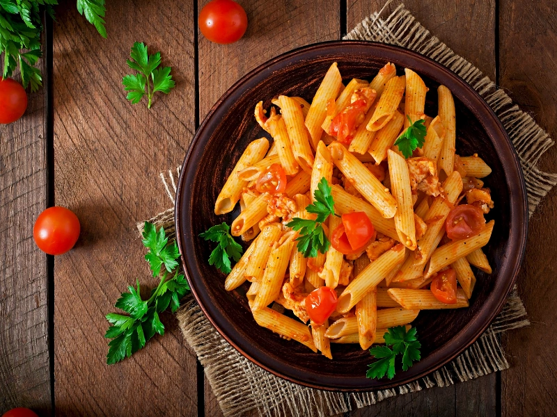 cara membuat pasta penne saus tomat yang lezat dan praktis