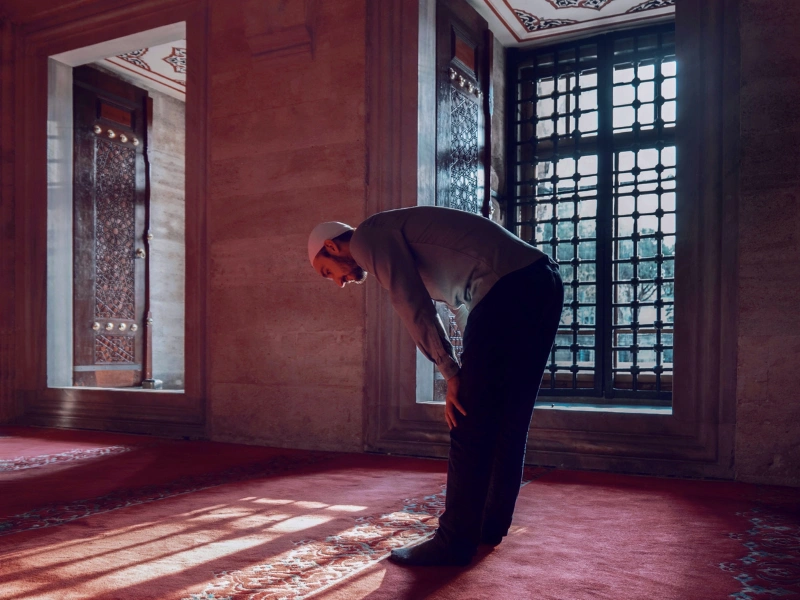 catat! ini 5 hal yang harus dihindari saat rukuk dalam shalat