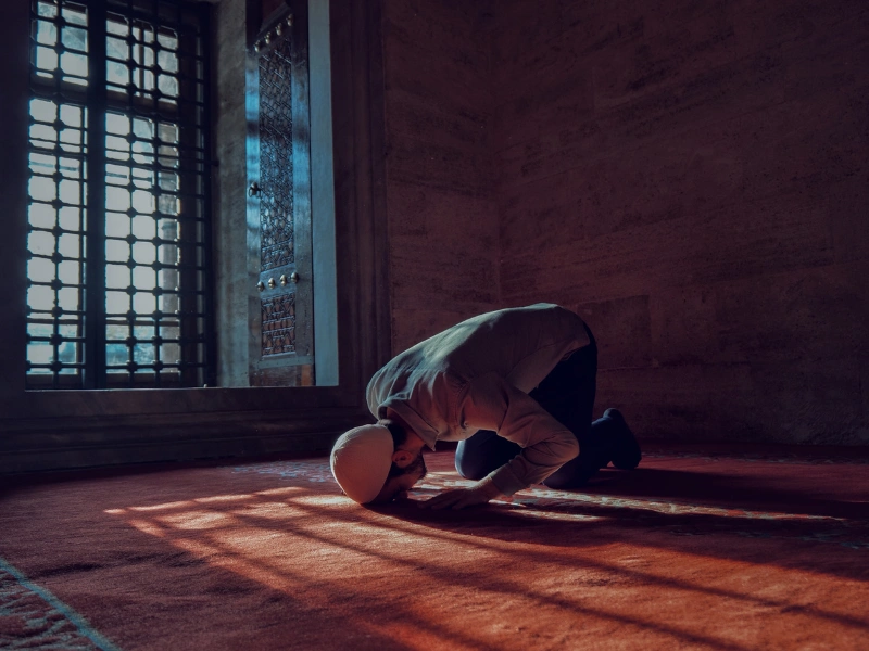 catat! ini 5 hal yang harus dihindari saat sujud dalam shalat