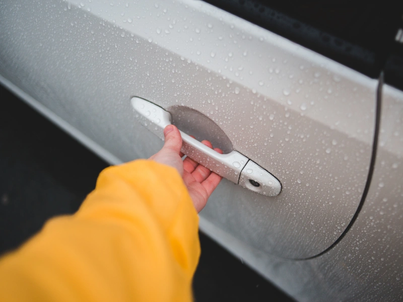 catat! ini 8 kebiasaan sepele yang merusak handle pintu mobil