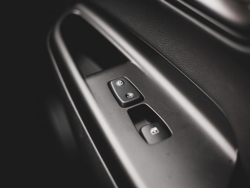 tombol pintu kanan mobil