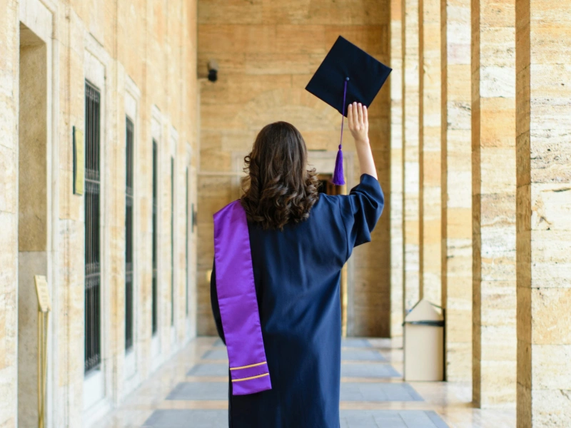 ide pose foto wisuda yang bikin momen terlihat mengesankan