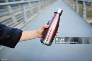 foto tangan memegang tumbler