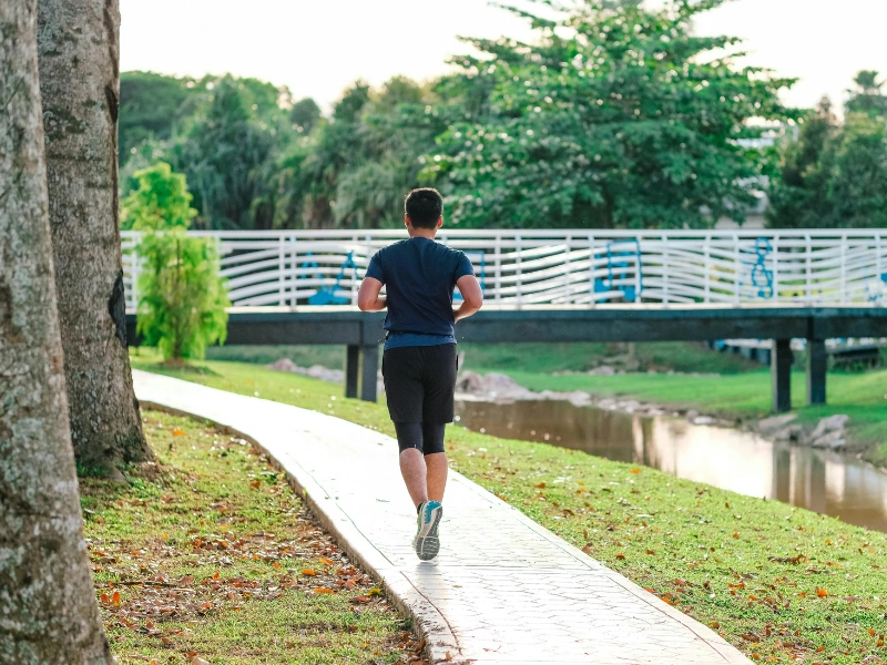 jalan kaki pagi atau sore lebih efektif turunkan berat badan