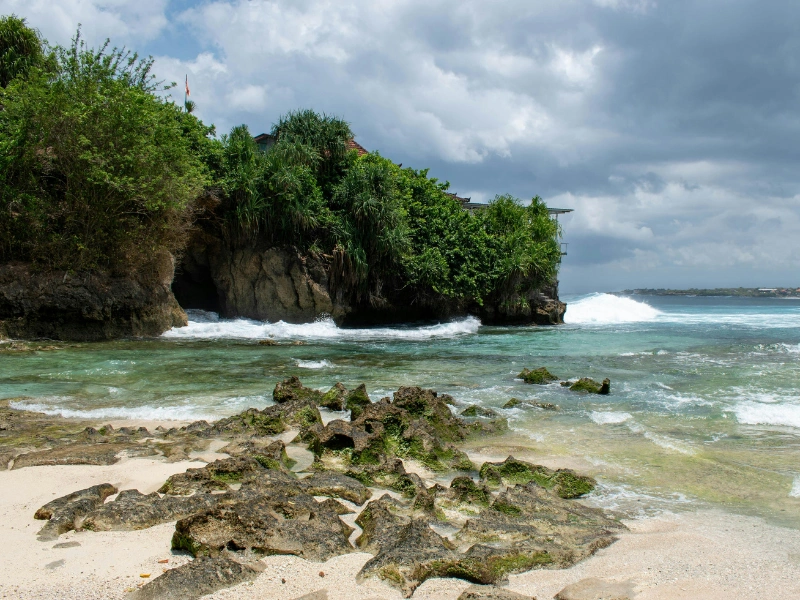 keindahan pantai padang-padang bali yang memikat hati wisatawan