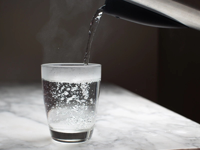 manfaat minum air hangat di pagi hari bagi kesehatan