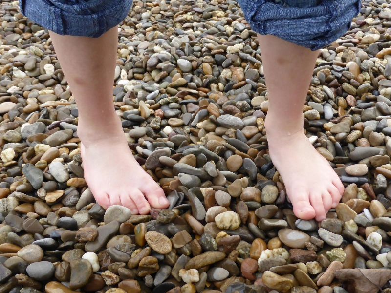 nyeker bikin sehat, ini manfaat beraktivitas fisik tanpa alas kaki untuk anak