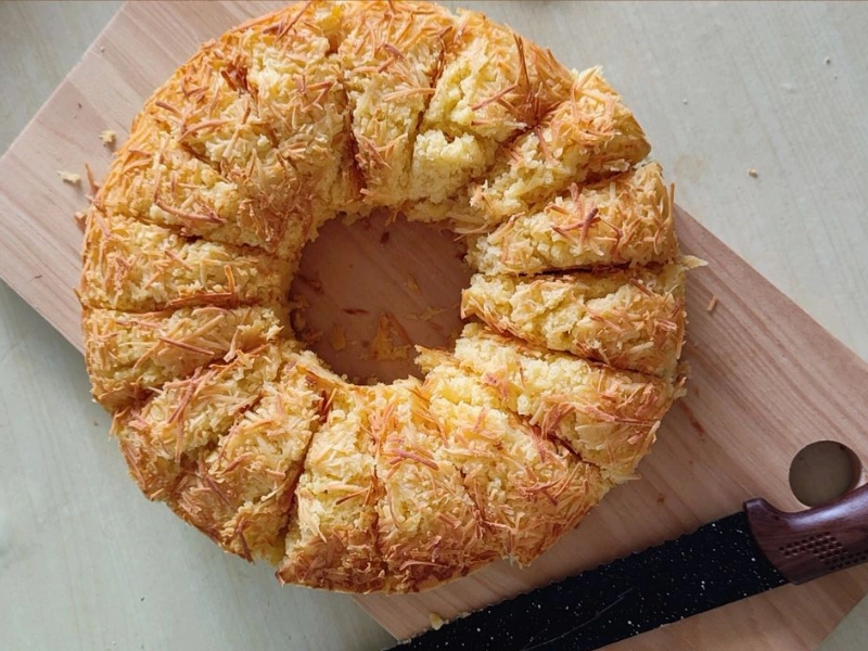 resep bolu tape yang lembut dan crunchy dengan toping keju