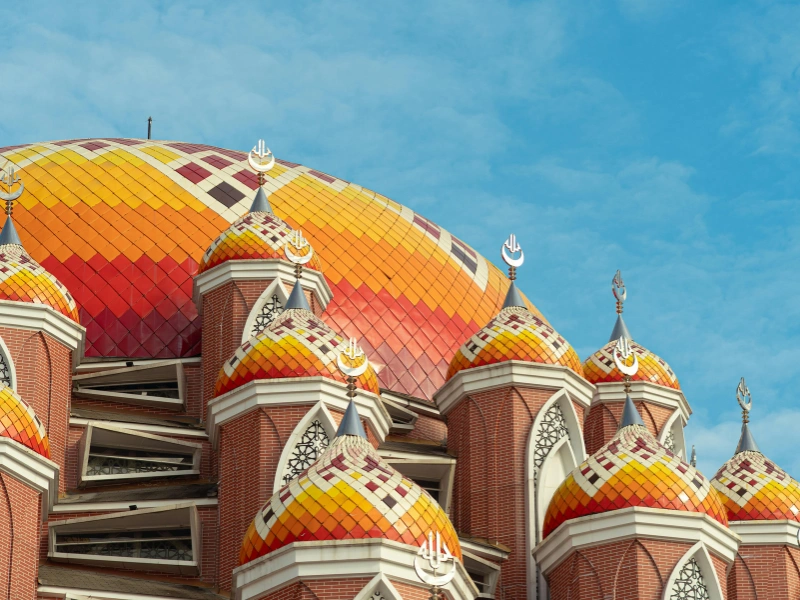 sejarah masjid 99 kubah yang menjadi ikon religi indonesia