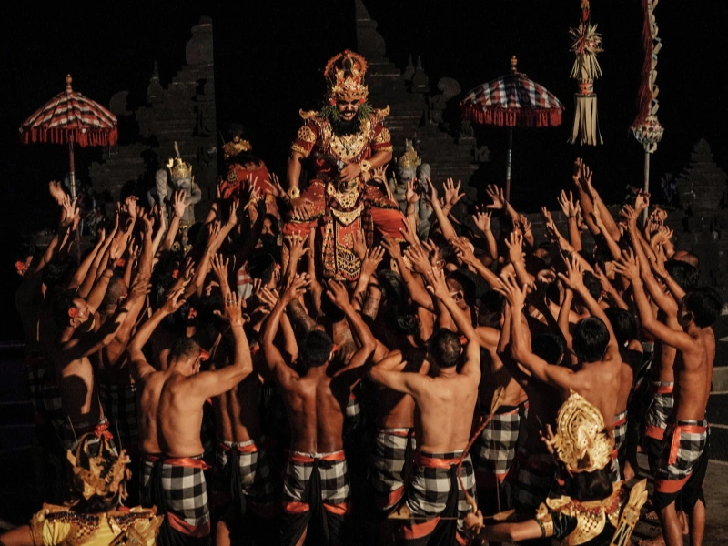 tari kecak yang memikat hati wisatawan dengan suara cak