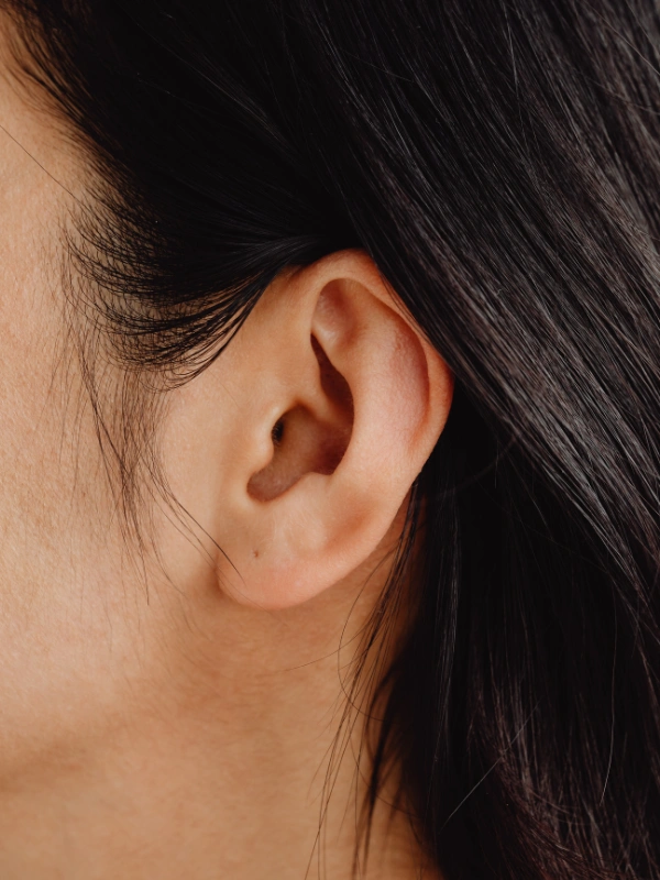 telinga berdenging di kanan atau kiri, apa artinya