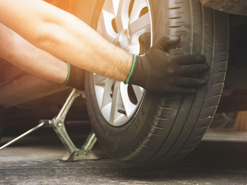 tips aman ganti ban mobil di jalan tol tanpa risiko