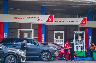 Petugas dan kendaraan di SPBU Pertamina, ilustrasi isu penemuan etanol dalam bahan bakar di Indonesia.