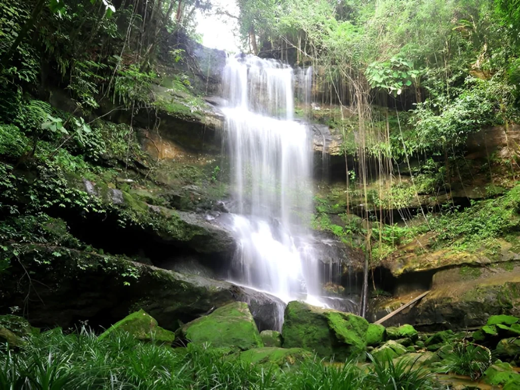 air terjun semirah putih sekadau hulu, lokasi, jam buka, dan harga tiket