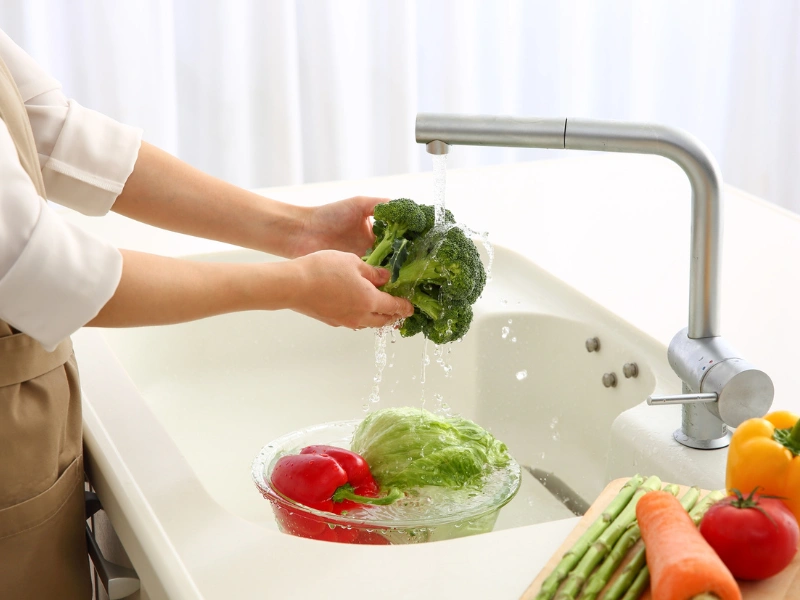 amankah mencuci buah dan sayur menggunakan sabun