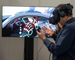 Seseorang menggunakan headset spatial computing untuk berinteraksi dengan antarmuka digital futuristis.