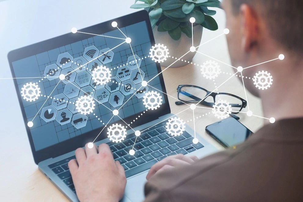 Interaksi manusia dengan jaringan teknologi dan AI. Investasi pada sistem digital harus dibarengi dengan literasi yang bertanggung jawab.