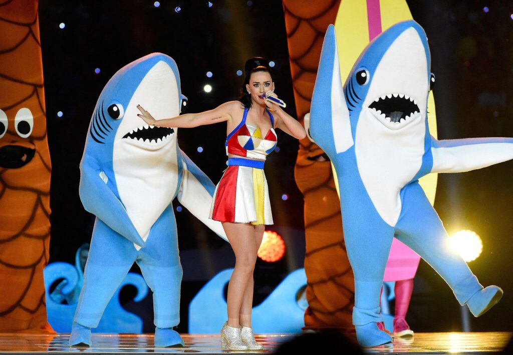 Katy Perry tampil di Super Bowl bersama 'Left Shark' yang ikonik, merujuk pada Berita Hiburan Viral 2025 Justin Trudeau.