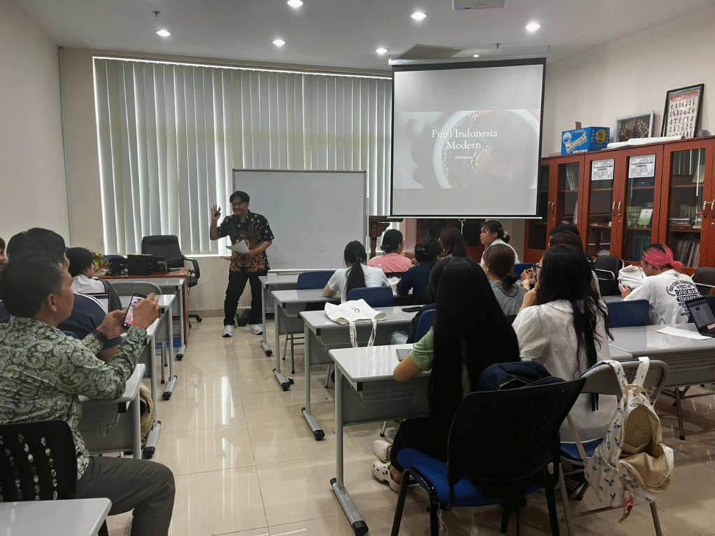 pembelajaran puisi modern di kelas BIPA USSH Ho Chi Minh oleh Andriyana dosen Universitas Kuningan